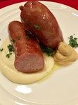 ぶつ切りにした肉厚ジューシーなソーセージ。ビールにワインに相手を選びません。おいしいフレンチマスタードをたっぷりつけて2～3名様でワイワイそうぞ。