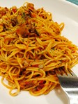 よなよな〆パスタをお召し上がりになられるくらい人気の逸品。飾らないパスタが飽きが来ない。濃厚トマトの旨みとパルミジャーノレッジャーノで楽しんで。
