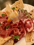 定番のオードブルになりました生ハム。フルーツとの相性よくワインやウイスキーがすすみます。
