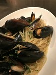白ワイン、エシャロット、ガーリックで味付けした本場ヨーロッパスタイルのムール貝を白ワインとともにたっぷり召し上がってくださいませ。