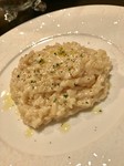 リゾットってイタリアのお料理。では、お米もイタリアから。日本のコメとは違うアルデンテのリゾットに濃厚チーズをまとわせて。コクのある赤ワインとどうぞ。