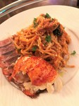 食べ応え満点のプリプリの食感に海老ミソを溶かした旨み凝縮のパスタ。ナイフでぶつ切りにして頬張って！