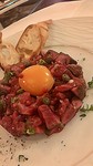 肉の味がしっかりとしつつもクリアな赤身。高温でパリッと、レアに焼き上げてからやすませると、たまらない香りが漂う。本当の赤身が好きな方にお召し上がりいただきたい一品。塊でお焼きしますので200g～4,000円