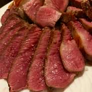21日間熟成させた赤身肉を香ばしく焼き上げた一皿。上質でクリアな味わいの赤身肉は、口の中でずっと噛んでいたいような、噛めば噛むほど味が出てくるお肉です。（和牛が好きな方はご遠慮ください）250g～