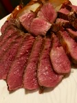 21日間熟成させた赤身肉を香ばしく焼き上げた一皿。上質でクリアな味わいの赤身肉は、口の中でずっと噛んでいたいような、噛めば噛むほど味が出てくるお肉です。（和牛が好きな方はご遠慮ください）250g～