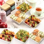 おうちで楽しめるアフタヌーンティーのセットです。ご自宅に着いたらすぐに本格的なティータイムをお楽しみいただけます。
詳しくは、テイクアウトメニューをご覧ください。