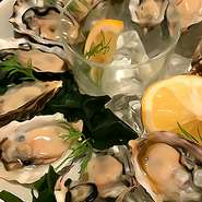 小粒ながら味わい濃い広島産牡蠣をエシャロット&ビネガーでパリ風に。シャンパンやワインが止まらない。
4個～