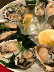 小粒ながら味わい濃い広島産牡蠣をエシャロット&ビネガーでパリ風に。シャンパンやワインが止まらない。
4個～