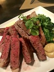 ステーキ好きな方へ贈る食べ応えあるお肉です。高温の牛脂で外はカリっと中はレアで調理します。※お時間を頂戴いたします。