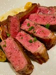 シンプルにステーキを楽しみたいお客様向けの人気セットです。厚切りの赤身ステーキをご堪能くださいませ。