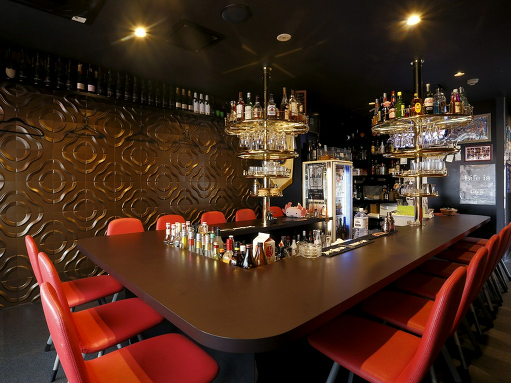 情熱的な赤い椅子。愛し合う二人に利用してもらいたい席