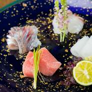 食材は市場で直接仕入れられる、新鮮で旬な天然ものです。本来の旨みを最大限に引き出されるよう手が施されている逸材。口の中でいっぱいに広がる、季節限定の秀逸な味を堪能できます。