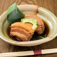 沖縄3点盛り※内容はその都度変わります・沖縄ラフテー煮込み（豚の角煮）・軟骨ソーキの煮込み・軟骨ソーキの炙り焼き・ソーキの唐揚げ・豚足の唐揚げ・豚足の煮込み・沖縄ラフテー焼飯※写真は沖縄ラフテー