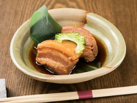 沖縄3点盛り※内容はその都度変わります・沖縄ラフテー煮込み（豚の角煮）・軟骨ソーキの煮込み・軟骨ソーキの炙り焼き・ソーキの唐揚げ・豚足の唐揚げ・豚足の煮込み・沖縄ラフテー焼飯※写真は沖縄ラフテー