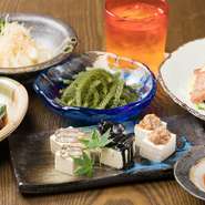 ぷっちぷちの食感がたまらない、夏季限定で楽しめる『海ぶどう』はミネラル豊富です。『沖縄ラフテー煮込み』は不動の人気。ひと噛みすることで凝縮されていた旨みがフワーッと広がり、とろけるような美味しさです。