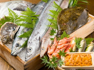 市場で厳選し、直接仕入れる天然素材「旬の海鮮類」