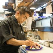 お客さまに新しく美味しい料理を提供しご満足いただけるよう、仕入れる食材から料理に至るまでこだわりを大切にしています。活気溢れる店内で、気張ることなく食事が楽しめる雰囲気づくりを心がけています