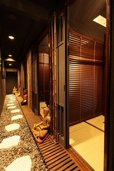 多彩なメニューでご当地グルメ『大阪串揚げ』『沖縄料理』も堪能