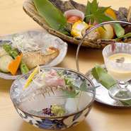 【日本料理　心】は真心込めておつくりした料理を提供する懐石料理店。夜は懐石料理や一品料理、昼は定食でおもてなししてくれます。


