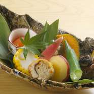 小鉢の中に入った美しい宝石のような料理たち。『八寸』は、料理人が心を込めてつくった逸品です。季節によって変わる、多様な味わいをお楽しみいただけます。