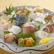 境港で揚がった朝どれの魚をその日のうちにご提供。季節によってお出しする魚は変わります。旬の海の恵みを存分にご堪能ください。