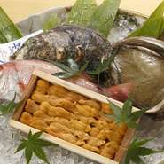 境港で水揚げされた朝どれの魚を使用した、新鮮な魚料理をご提供しています。また柔らかな口どけが特徴の「鳥取和牛」は、『ローストビーフ』や『ステーキ』としてお楽しみいただけます。