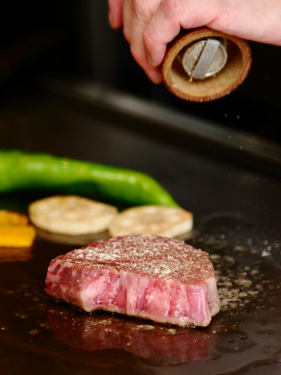 臨場感満点の鉄板焼を恋人と味わう