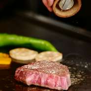 臨場感満点の鉄板焼はデートに人気。【創作鉄板　菫】は、鐵板焼をリーズナブルに楽しむことができるお店です。目の前で料理が出来上がる感動を恋人と共有しませんか。