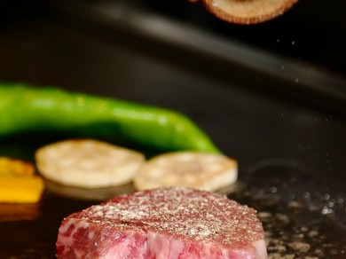 臨場感満点の鉄板焼を恋人と味わう