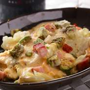 友人同士で訪れるにもうってつけです。鐵板で仕上げる新感覚のサラダ『焼きレタスのシーザーサラダ』など、おしゃれな創作メニューも多数あり。ぜひ女子会にもご利用を。