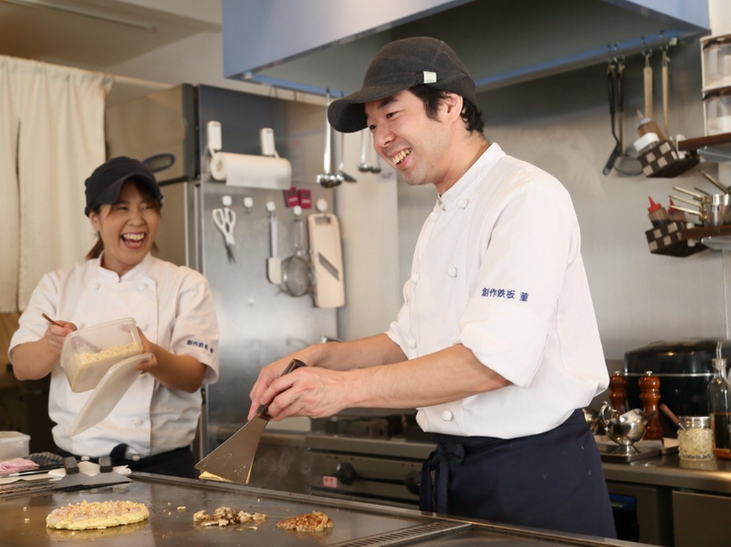 カウンターを隔てたやりとりもお楽しみのひとつ