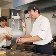 カウンターを隔てた料理人たちとのやりとりもまた、鉄板焼におけるお楽しみのひとつ。お1人さまからでも気軽に楽しめるので“仕事と終わりにフラリ”という、シチュエーションもおすすめです。