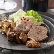 現在は砂ずりのマリネ、キノコのマリネ、自家製パテ、サバの冷燻です。内容が変わることがございますのでご了承ください。