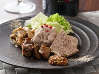 現在は砂ずりのマリネ、キノコのマリネ、自家製パテ、サバの冷燻です。内容が変わることがございますのでご了承ください。