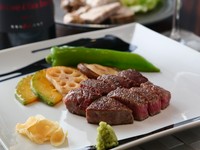 肉の横綱と評される「伊賀牛」を使用した贅沢なヒレステーキ。赤身・脂身の均整の取れた絶妙な味わいをたっぷりご賞味あれ。