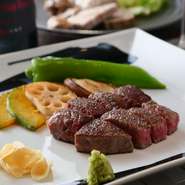 肉の横綱と評される「伊賀牛」を使用した贅沢なヒレステーキ。赤身・脂身の均整の取れた絶妙な味わいをたっぷりご賞味あれ。