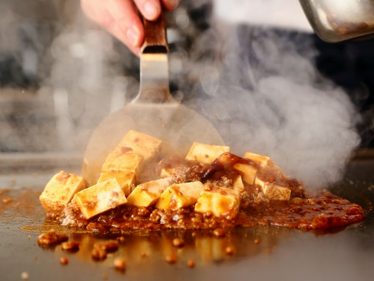 目の前でつくる鉄板中華『麻婆豆腐 菫風』