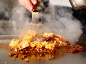 目の前でつくる鉄板中華『麻婆豆腐　菫風』