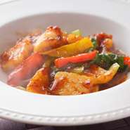 お刺身でも提供できるアオリイカを贅沢にXO醤で仕上げています。