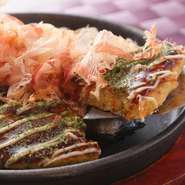 ふんわりとした口当たりのお好み焼き。お酒のお供には、国産豚肉のジューシーな脂と特製ソースの香りが食欲を煽る『豚玉』がおすすめです。