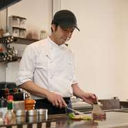 視覚・音・香りも鐵板焼の醍醐味です。ただ料理を召し上がっていただくだけでなく、常に“いかにお客さまを楽しませるか”をキーワードにおもてなしさせていただいております、