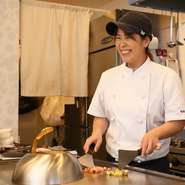 カウンター越しにおもてなしする鉄板焼は、お客さまとの距離も近いということもあり、笑顔で明るくお出迎えすることを意識しております。