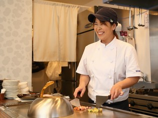 カウンター越しに笑顔のおもてなし