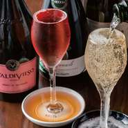 名物の炭火焼も季節の野菜料理とも、グルメな二人をうならせるおいしさ。グラスワイン約24種、ワインカクテル約20種と、お酒も自在に選べる充実度。店内の活気も明るく楽しく、ほんのり幸せに酔えます。