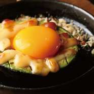 女子会のお客様も多い店。濃厚な赤身肉の炭火焼料理、旬野菜＆魚介料理を囲みながら、女子トークに浸れます。ワイン酒場ならではのお酒の豊富さも魅力。“秘密のグラスワイン”もあるので、スタッフにお声がけを!