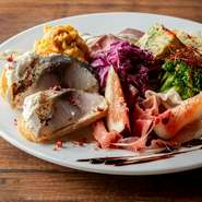 紫キャベツのラペ
生ハムと季節の果実
具だくさん野菜のフリッタータ
ブロッコリーのアーリオオーリオ
クミンとチョリソーのポテトサラダ
炭香るローストビール　山葵のソース
鯖マリネとゴルゴンムースのカナッペ