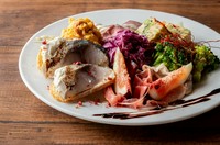 紫キャベツのラペ
生ハムと季節の果実
具だくさん野菜のフリッタータ
ブロッコリーのアーリオオーリオ
クミンとチョリソーのポテトサラダ
炭香るローストビール　山葵のソース
鯖マリネとゴルゴンムースのカナッペ