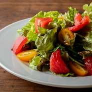 シンプルなグリーンサラダ。
ビネガーとオリーブオイルを使ったドレッシング