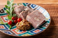 豚ももや肩ロース、レバーを使い、癖は少なめに作ってます。ワインの肴のど定番です！