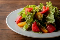 シンプルなグリーンサラダ。
ビネガーとオリーブオイルを使ったドレッシング